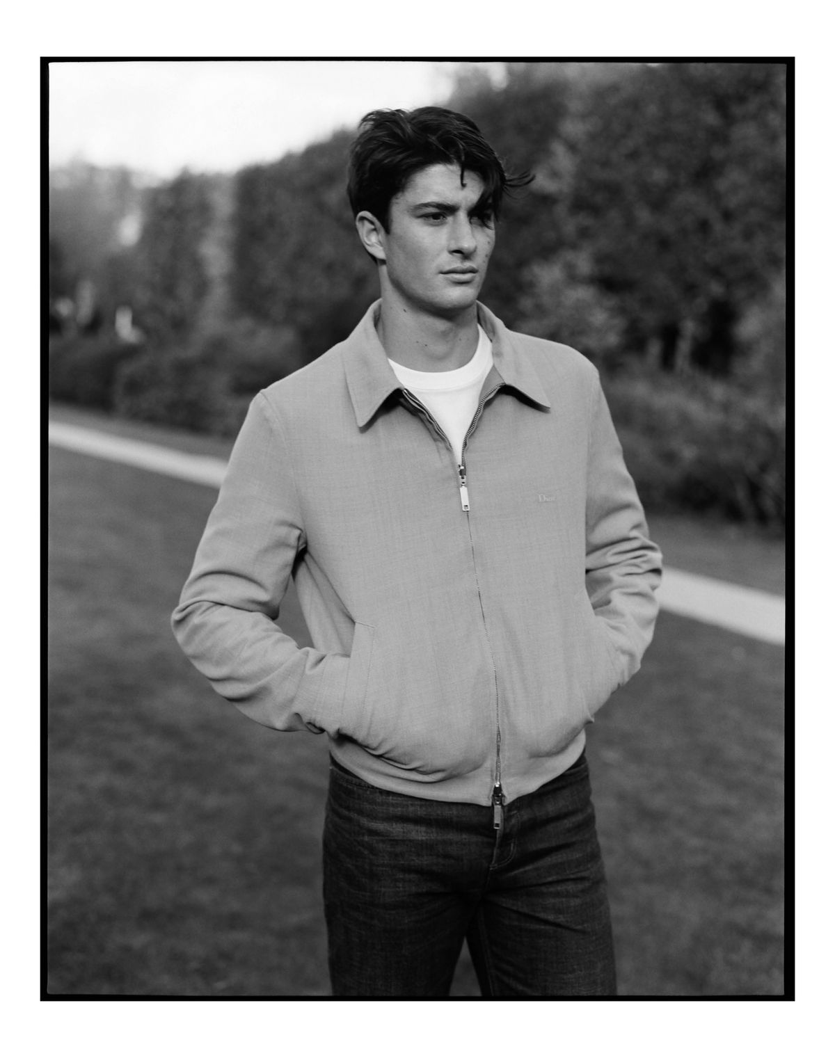 울 트윌 엠브로이더리 맨 재킷, 코튼 맨 티셔츠, 레귤러 맨 데님 팬츠 모두 디올.