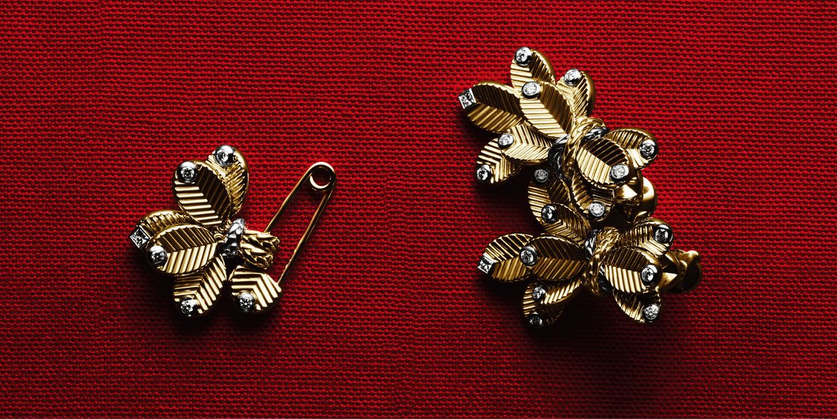 브릴리언트, 프린세스 컷 다이아몬드를 세팅한 그랑 드 카페 옐로,화이트 골드 브로치와 이어링.