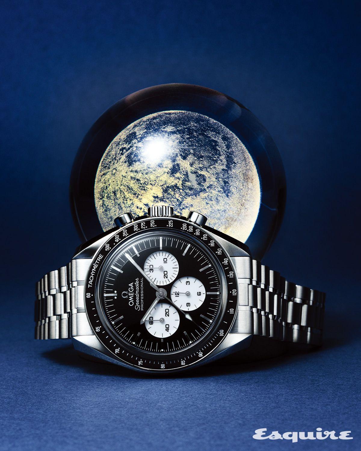 블랙 다이얼과 화이트 서브 다이얼의 대비가 극적인 스피드마스터 문워치. 스틸 케이스 사이즈 42mm. 1400만원대 오메가.