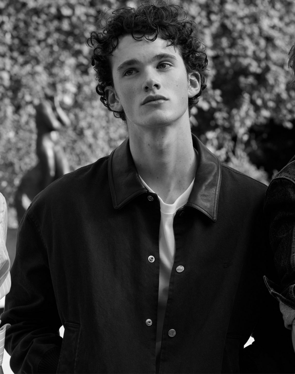 디올 인그리드 맨 재킷, 코튼 맨 티셔츠 모두 디올.