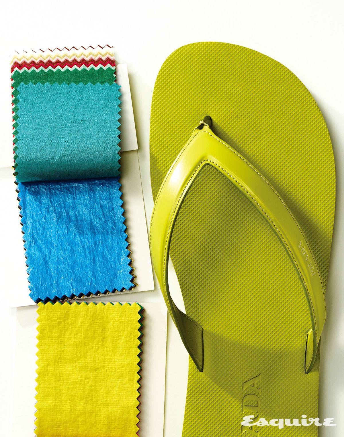 산뜻한 라임 컬러의 러버솔과 스파졸라토 가죽으로 완성한 플립플롭 가격 미정 프라다.