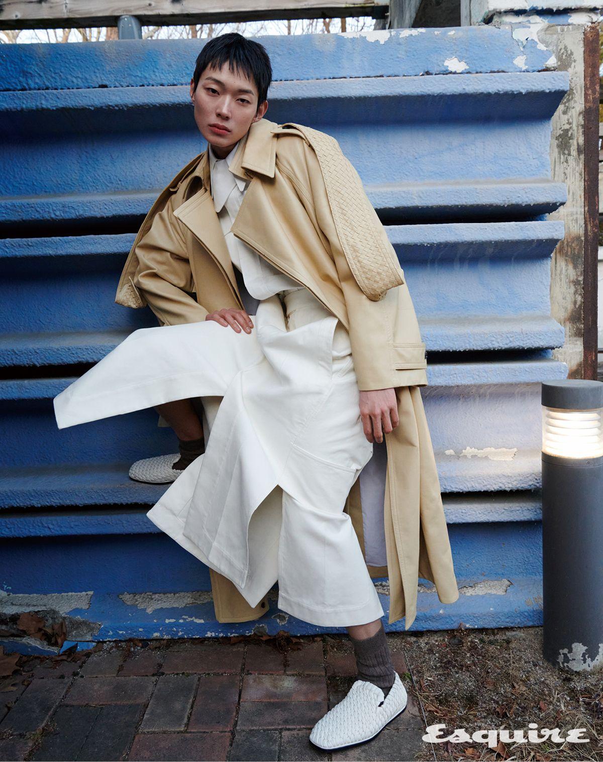 트렌치코트, 셔츠, 카고 스커트, 삭스, 슈즈 모두 보테가 베네타.