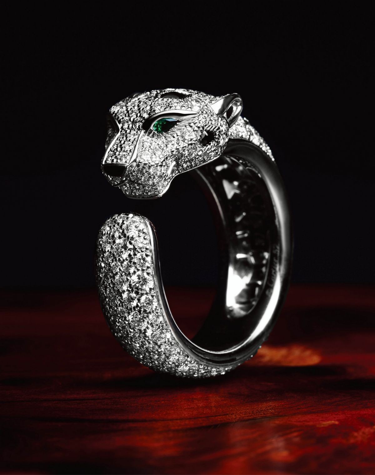 에메랄드와 사파이어, 브릴리언트 컷 다이아몬드를 세미 파베 세팅한 미디엄 팬더 드 까르띠에 화이트 골드 링.