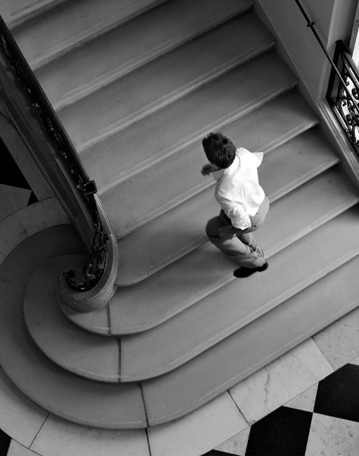 코튼 포플린 맨 셔츠, 울 트윌 맨 팬츠, 디올 에르 옥스퍼드 맨 슈즈 모두 디올. 