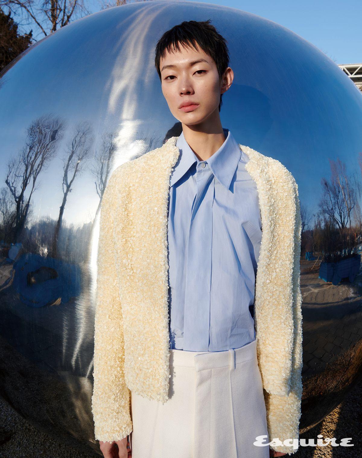 카디건, 셔츠, 팬츠 모두 보테가 베네타.