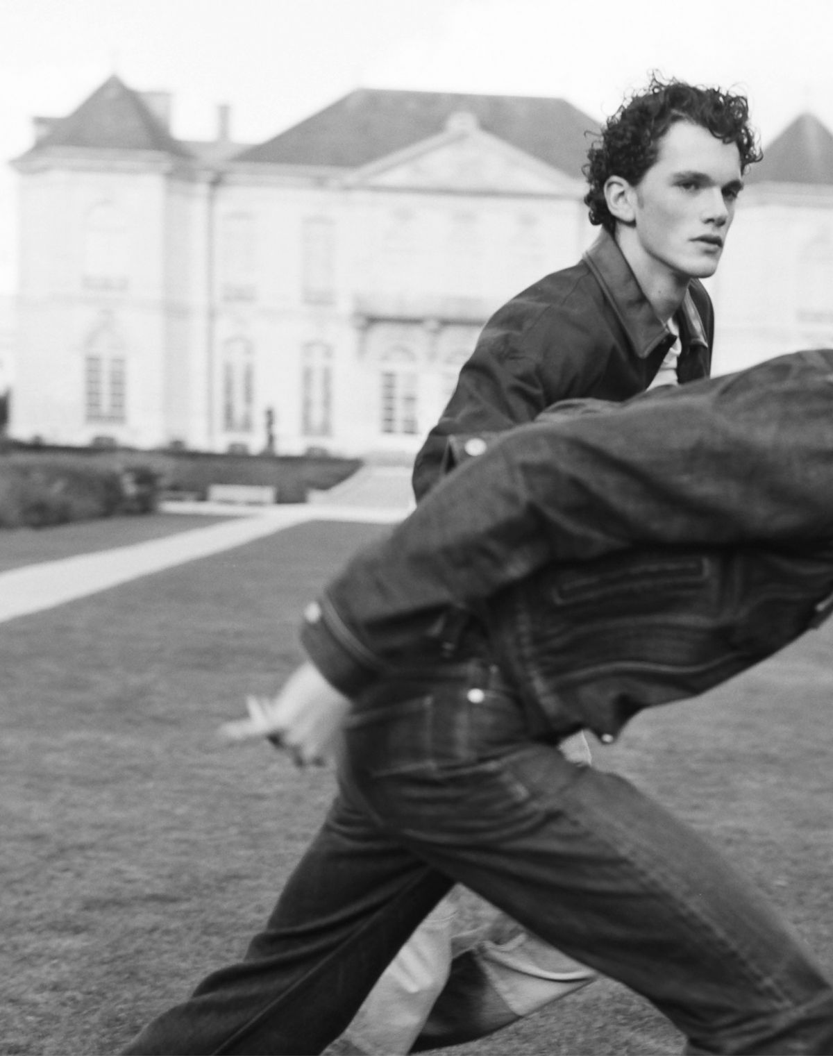 디올 인그리드 맨 재킷, 맨 스웨터, 레귤러 맨 데님 팬츠 모두 디올. 데님 트러커 맨 재킷, 레귤러 맨 데님 팬츠 모두 디올.