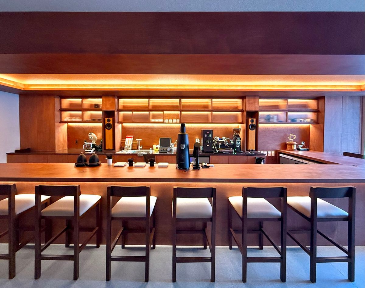 바 좌석에서는 커피를 브루잉하는 모습을 실시간으로 감상할 수 있다. / 이미지 출처: 스핀 오프 커피 네이버지도 업체 제공 이미지