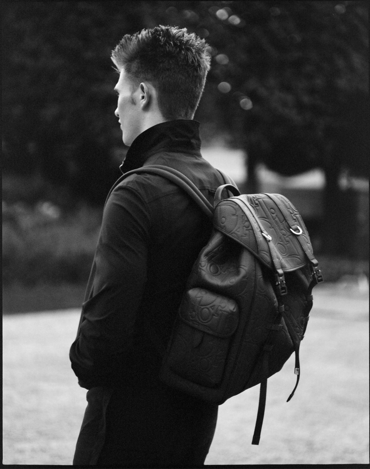 램스킨 해링턴 맨 재킷, 코튼 트윌 맨 팬츠, Dior Hit the Road 플랩 맨 백팩 모두 디올.