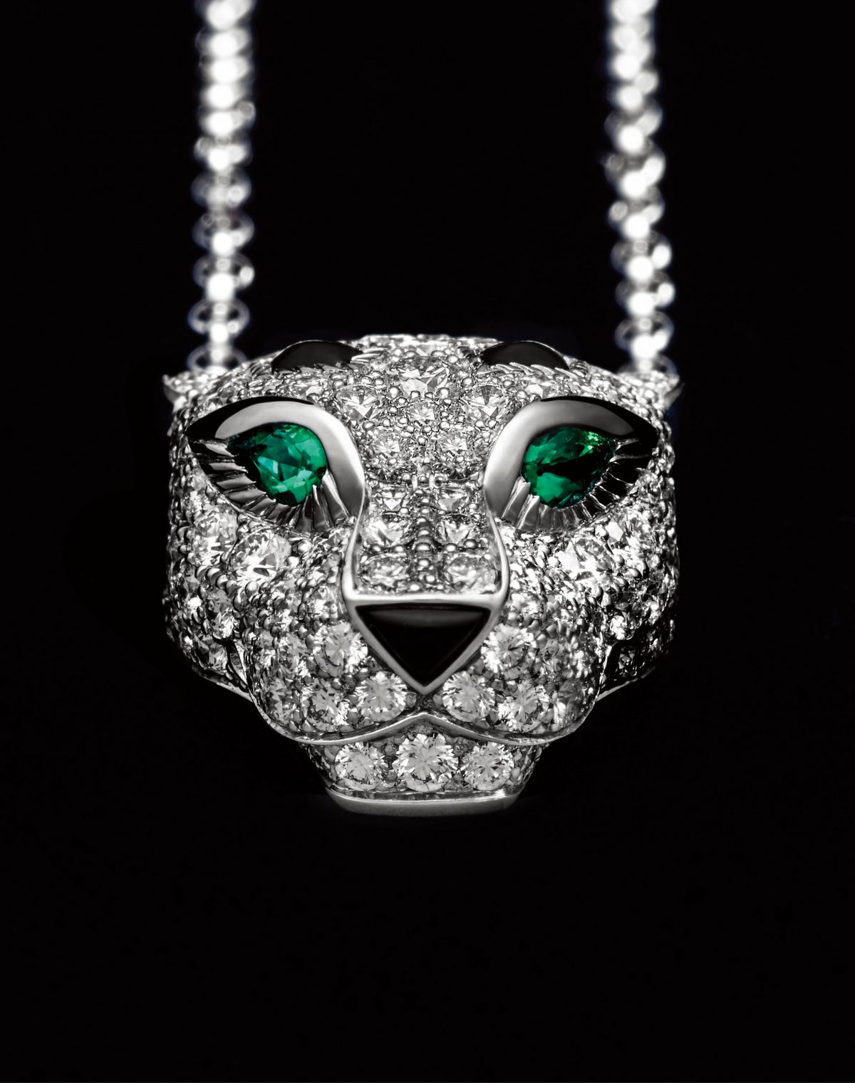 브릴리언트 컷 다이아몬드와 오닉스, 에메랄드를 세팅한 팬더 드 까르띠에 화이트 골드 네크리스.