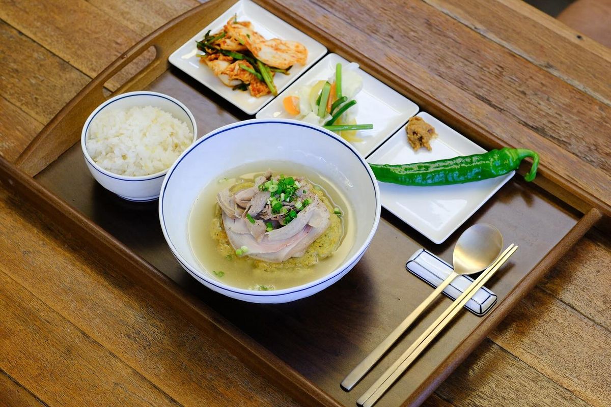 녹두전과 돼지, 오리 고기를 올린 음미의 온반 한상차림이 정갈하다. / 출처: 음미 공식 인스타그램(@inyourcosmos)