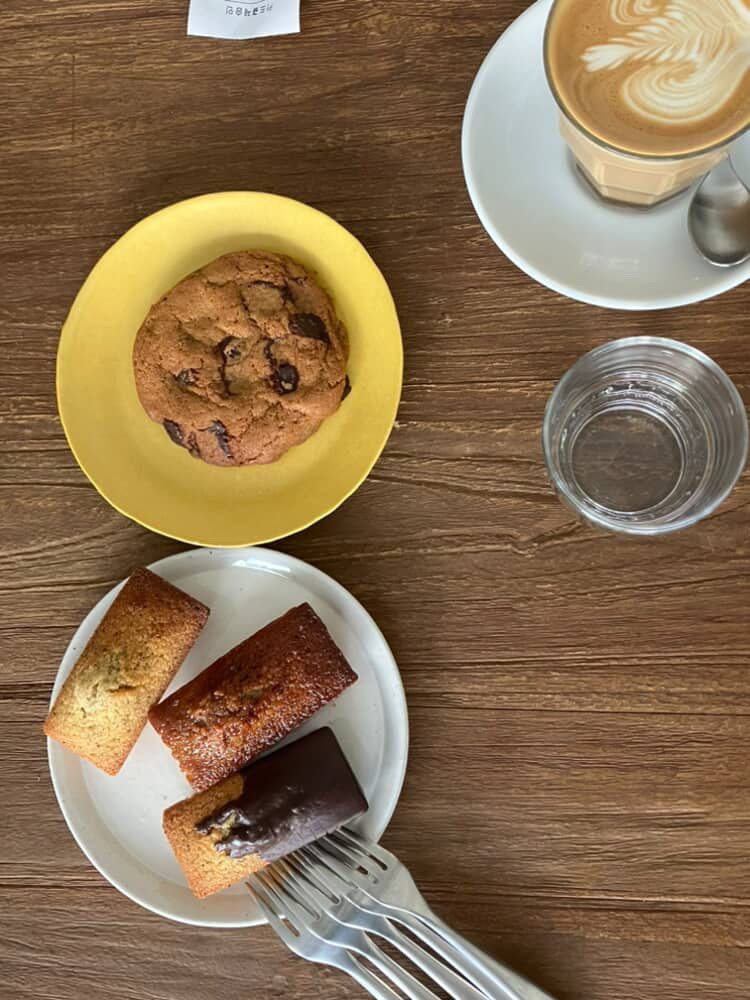 필터 커피에 곁들여 먹기 좋은 ‘겉바속촉’한 휘낭시에. / 이미지 출처: 애프터테이스트 네이버지도 업체 제공 이미지