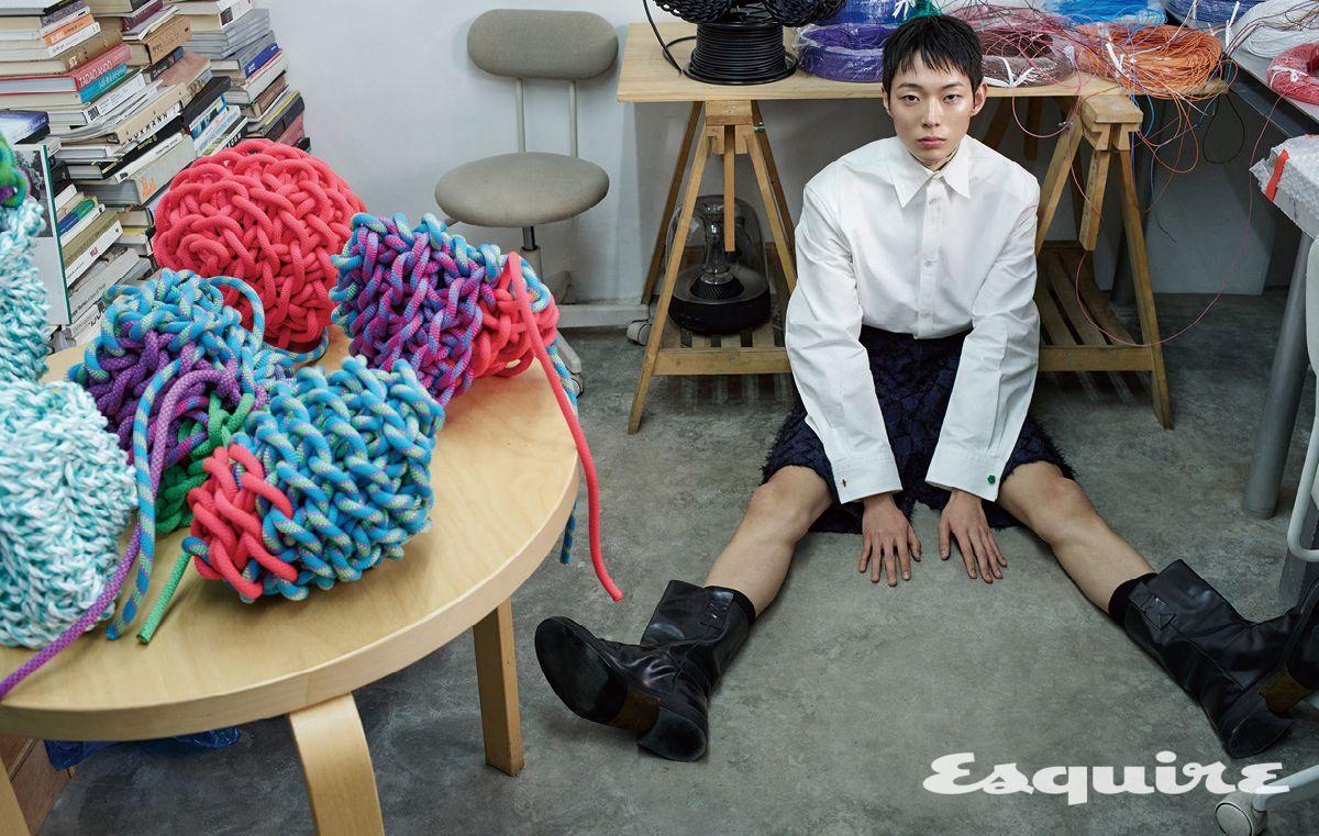 셔츠, 쇼츠, 삭스, 부츠, 스카프 모두 보테가 베네타.