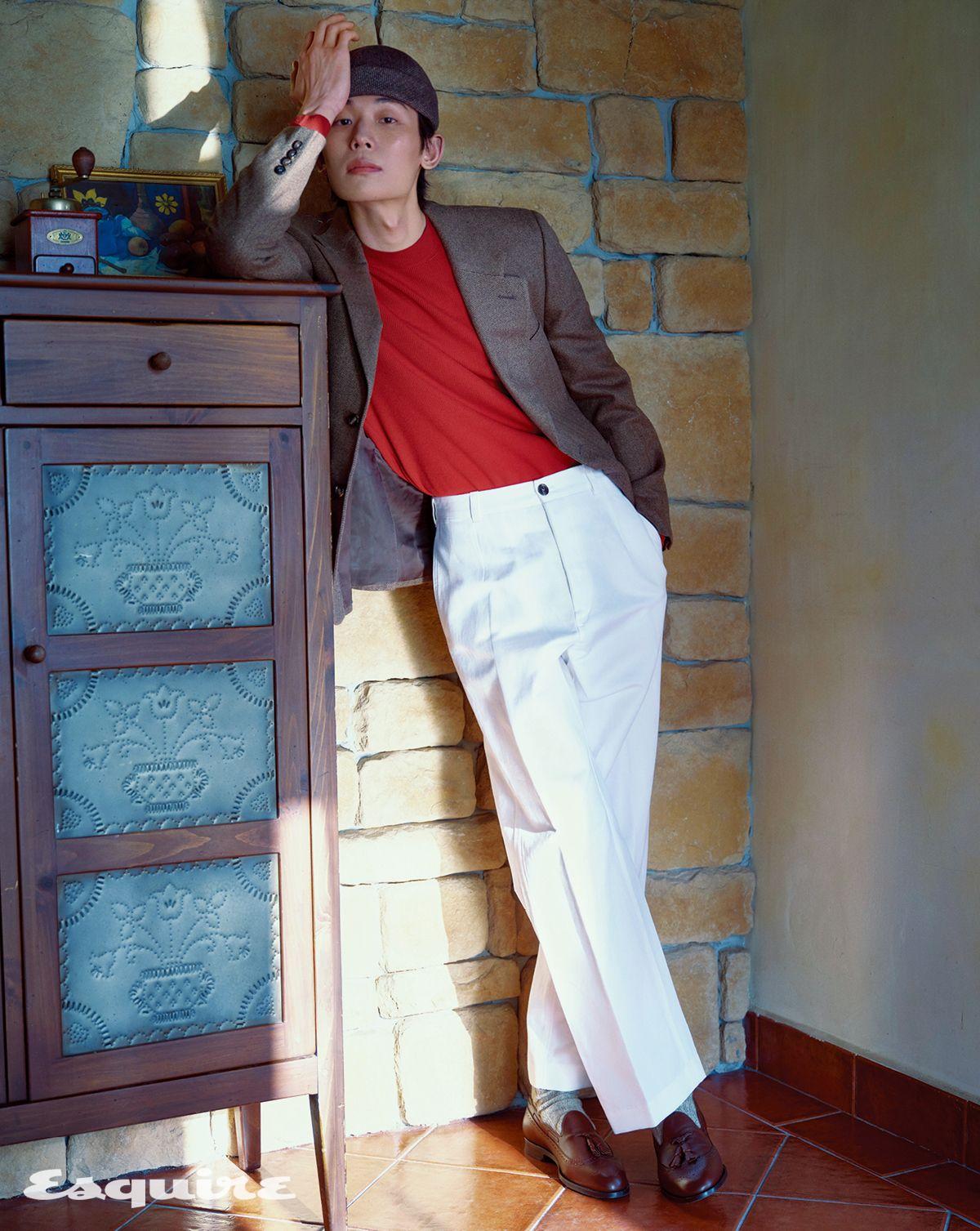재킷, 크루넥 스웨터, 리넨 팬츠, 캐시미어 삭스, 태슬 워크 로퍼, 울 비니 모두 로로피아나.