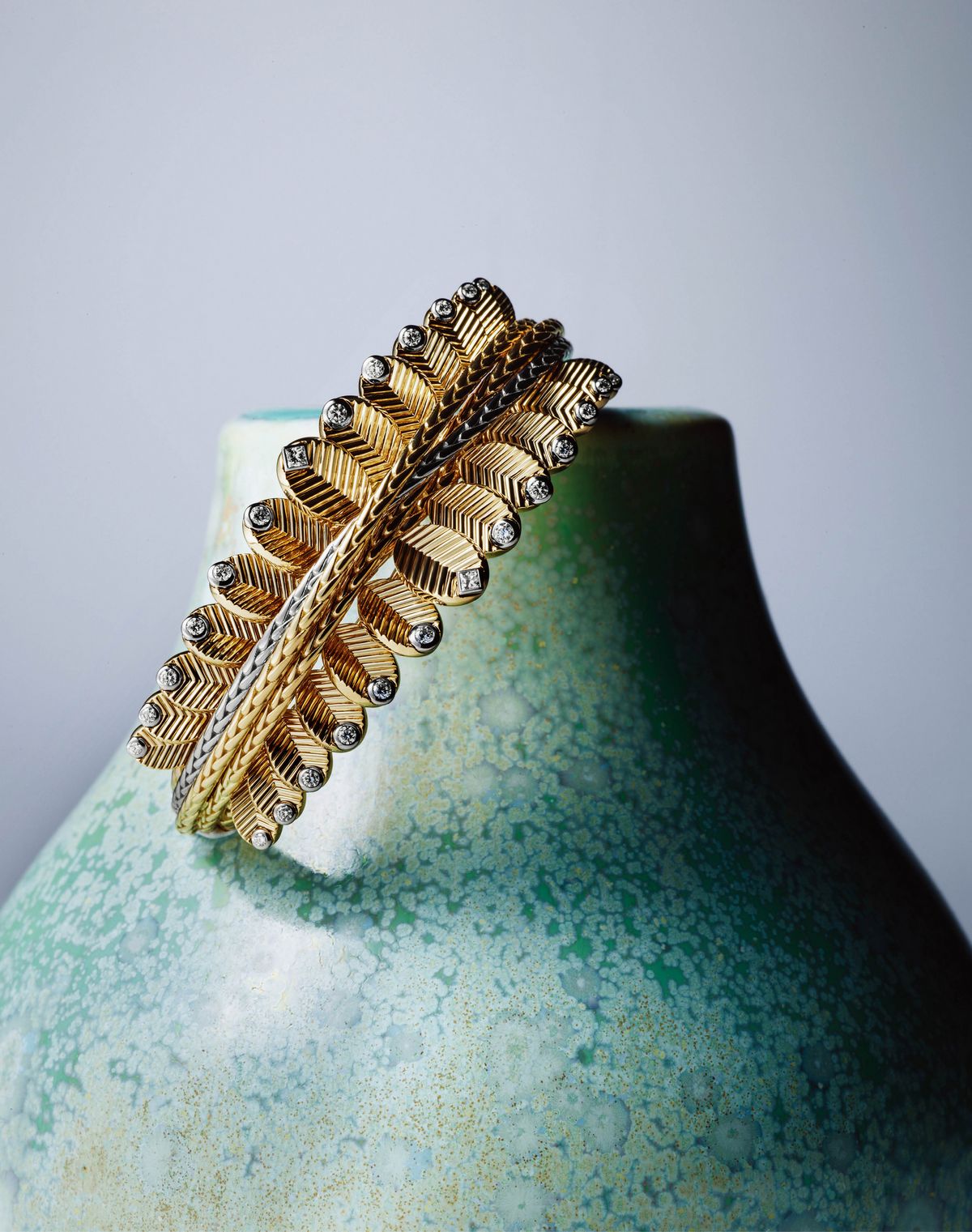 브릴리언트·프린세스 컷 다이아몬드를 촘촘하게 더한 그랑 드 카페 옐로·화이트 골드 브레이슬릿.