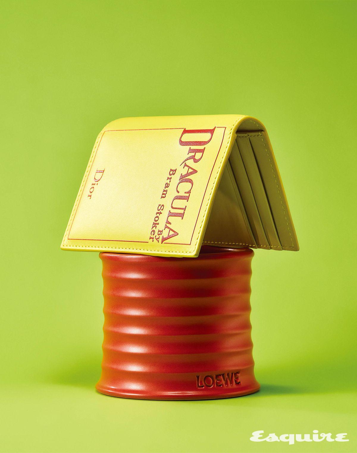 브램 스토커의 「드라큘라」 초판 커버를 모티브로 한 맨 카드 지갑 가격 미정 디올. 열매를 맺기 전 줄기의 푸릇함을 담은 토마토 리프 로에베 센티드 캔들 170g/14만7000원 로에베 퍼퓸.