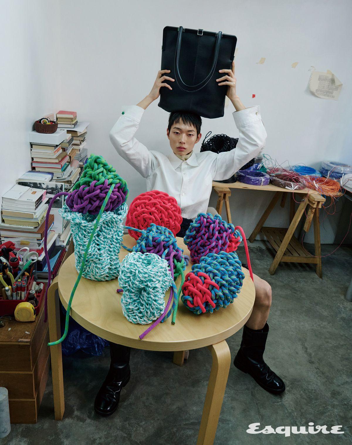 셔츠, 쇼츠, 삭스, 부츠, 스몰 볼타 토트백, 스카프, 모두 보테가 베네타.