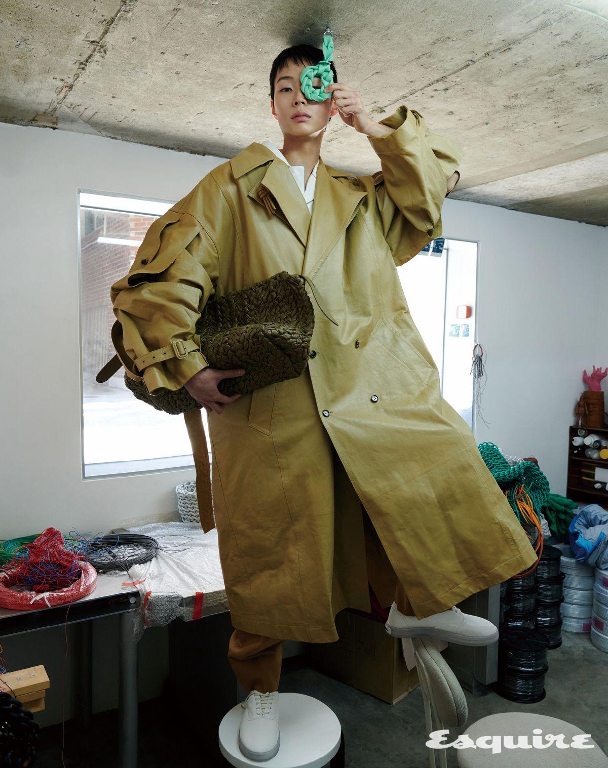 나파 레더 코트, 셔츠, 팬츠, 스니커즈, 까바-아-마노 백 모두 보테가 베네타.