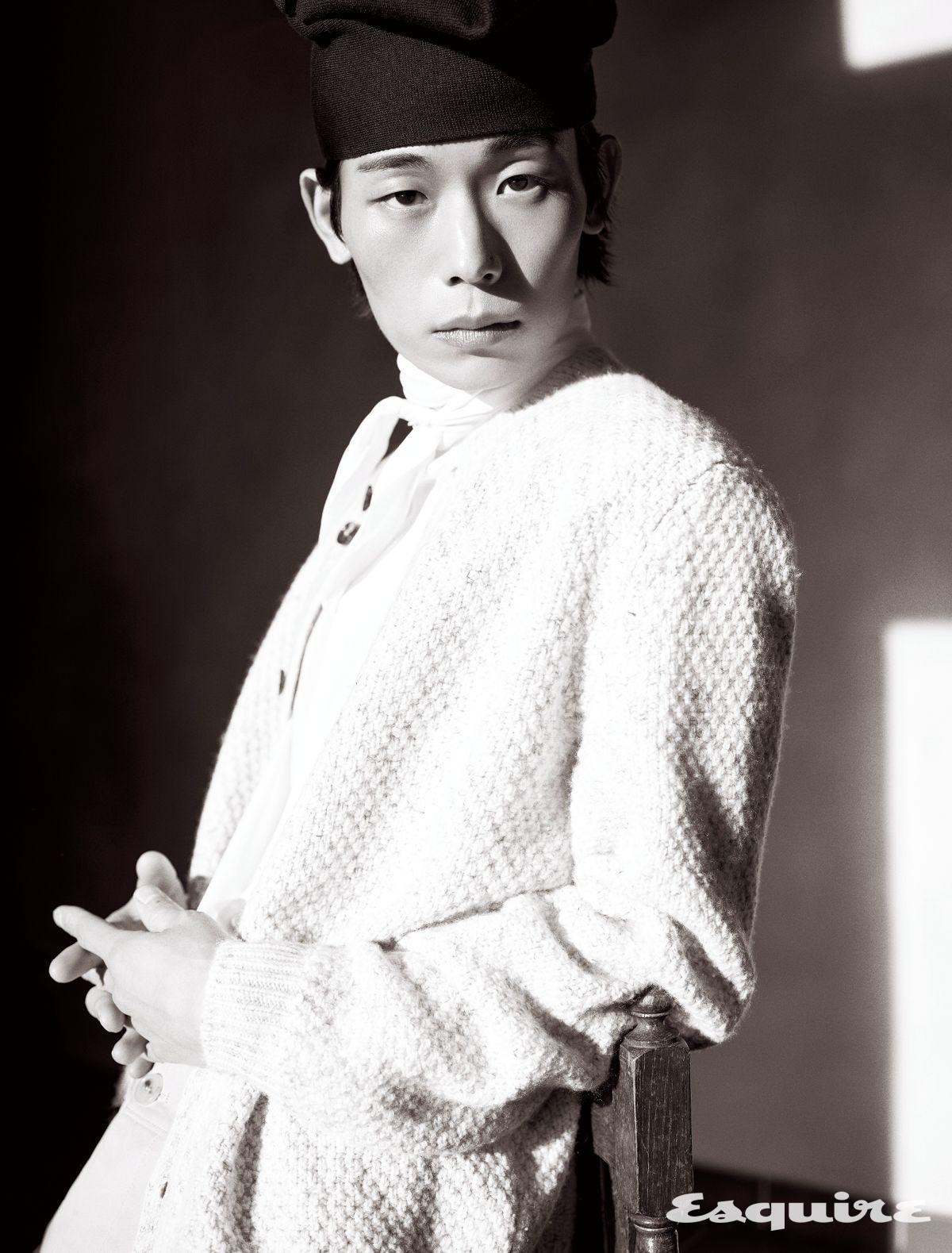 캐시미어 카디건, 실크 스카프 셔츠, 코튼 팬츠, 캐시미어 해트 모두 로로피아나.