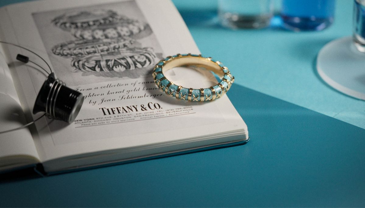 1962년 쟌 슐럼버제가 디자인한 크로이실론 브레이슬릿. 에나멜을 여러 번 파이어링하는 과정을 거쳐 오묘하고 풍성한 색감을 완성한다.