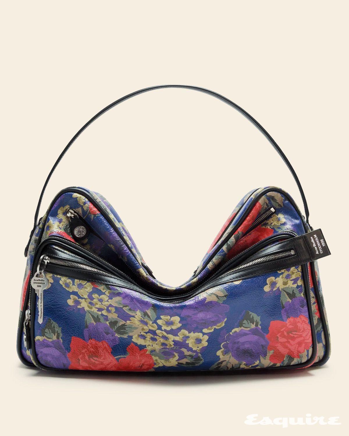 자연스럽게 구겨진 실루엣이 특징인 카메로 카메라 플라워 숄더백 405만원 아크네 스튜디오.