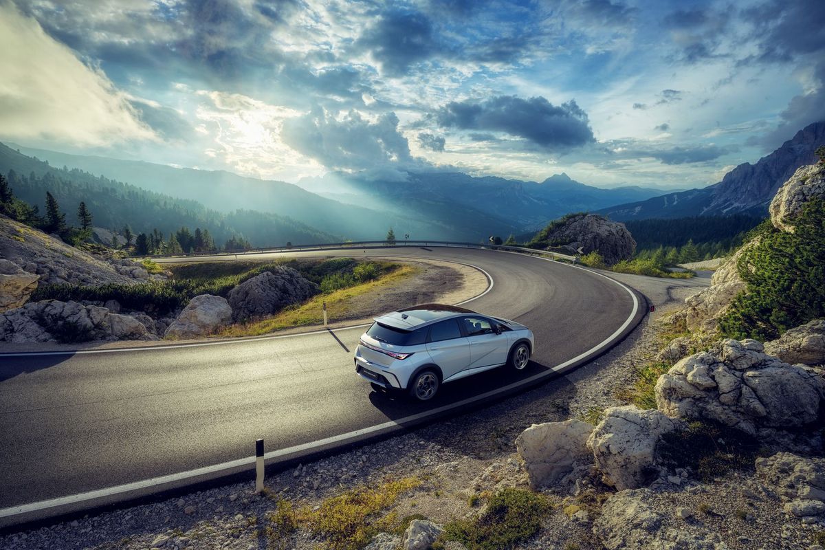 차를 조금이라도 더 길어 보이게 만들기 위해 C필러와 리어 윈도우를 블랙 패널로 연결했다. 