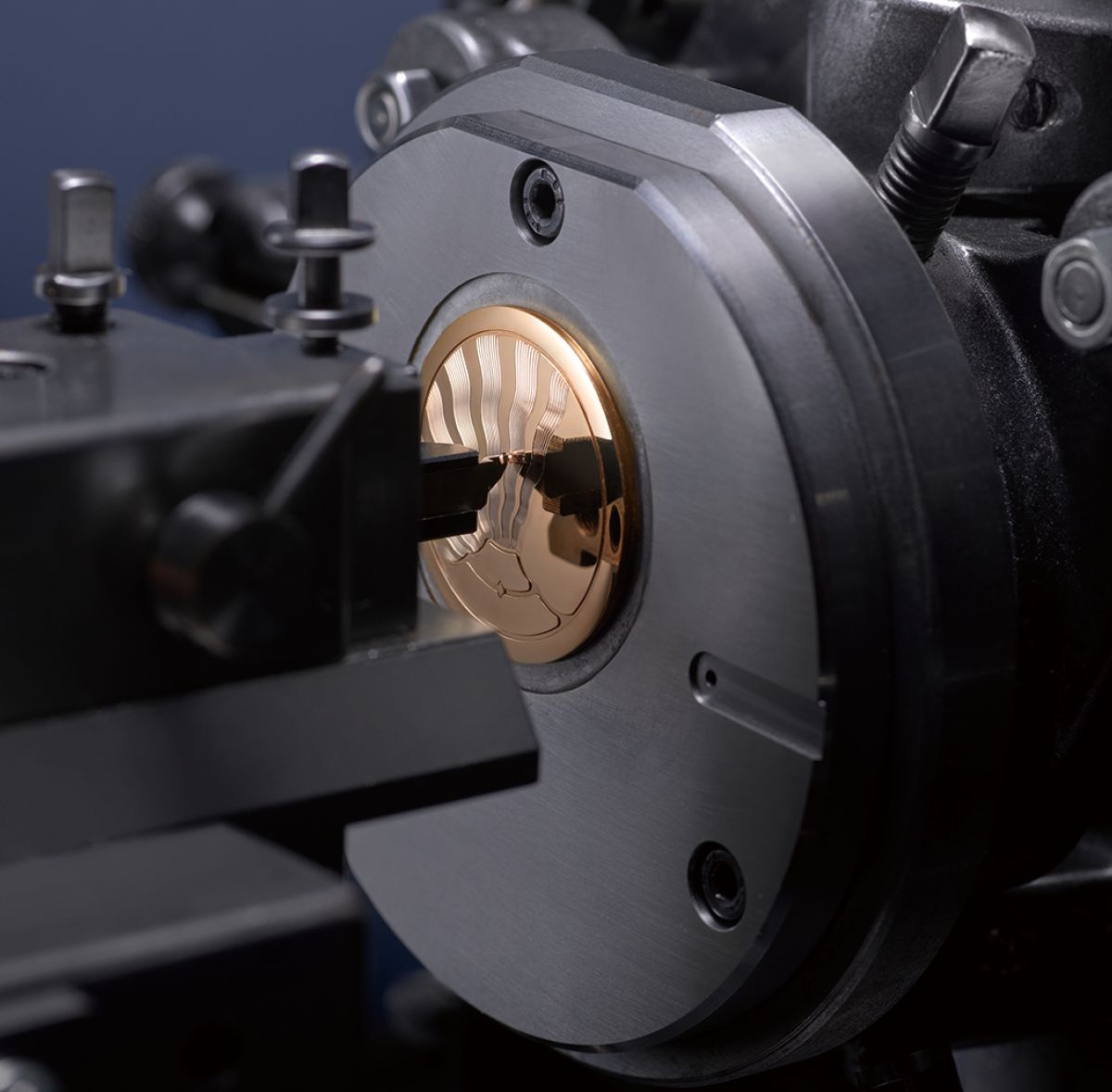 18K 핑크 골드에 새긴 물결 형태의 기요셰가 빛에 따라 섬세한 반짝임을 만드는 땅부르 컨버전스 기요셰.