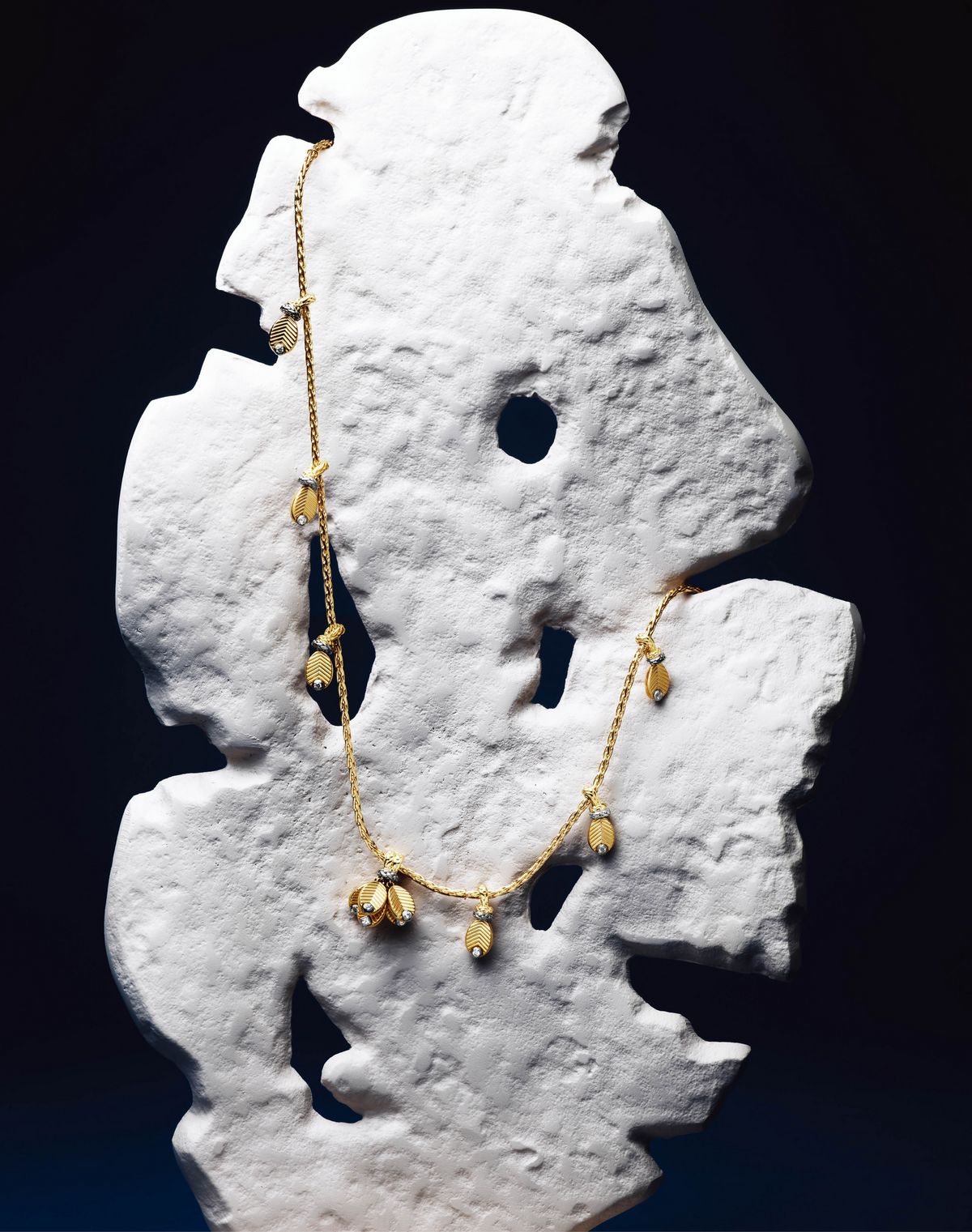 브릴리언트·프린세스 컷 다이아몬드를 세팅한 그랑 드 카페 옐로·화이트 골드 네크리스.