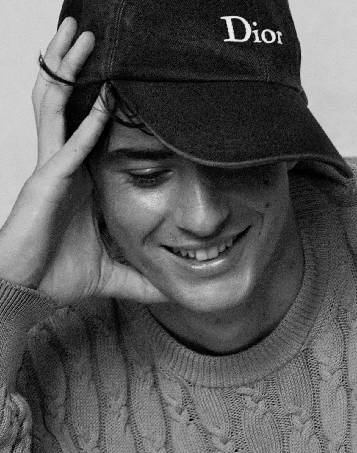 케이블 맨 스웨터, 스톤워싱 코튼 디올 맨 캡 모두 디올. 