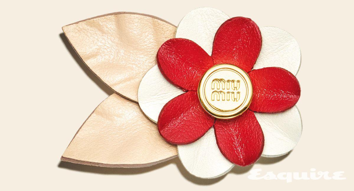 스니커즈와 백에 장식하는 플로럴 브로치 가격 미정 미우미우.