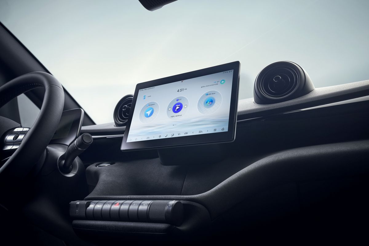 2300만원짜리 차에서 회전형 디스플레이를 만나게 될 줄이야!