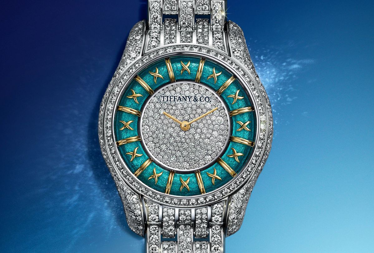 총 1236개의 다이아몬드가 세팅된 브레이슬릿 버전의 에나멜 워치. 