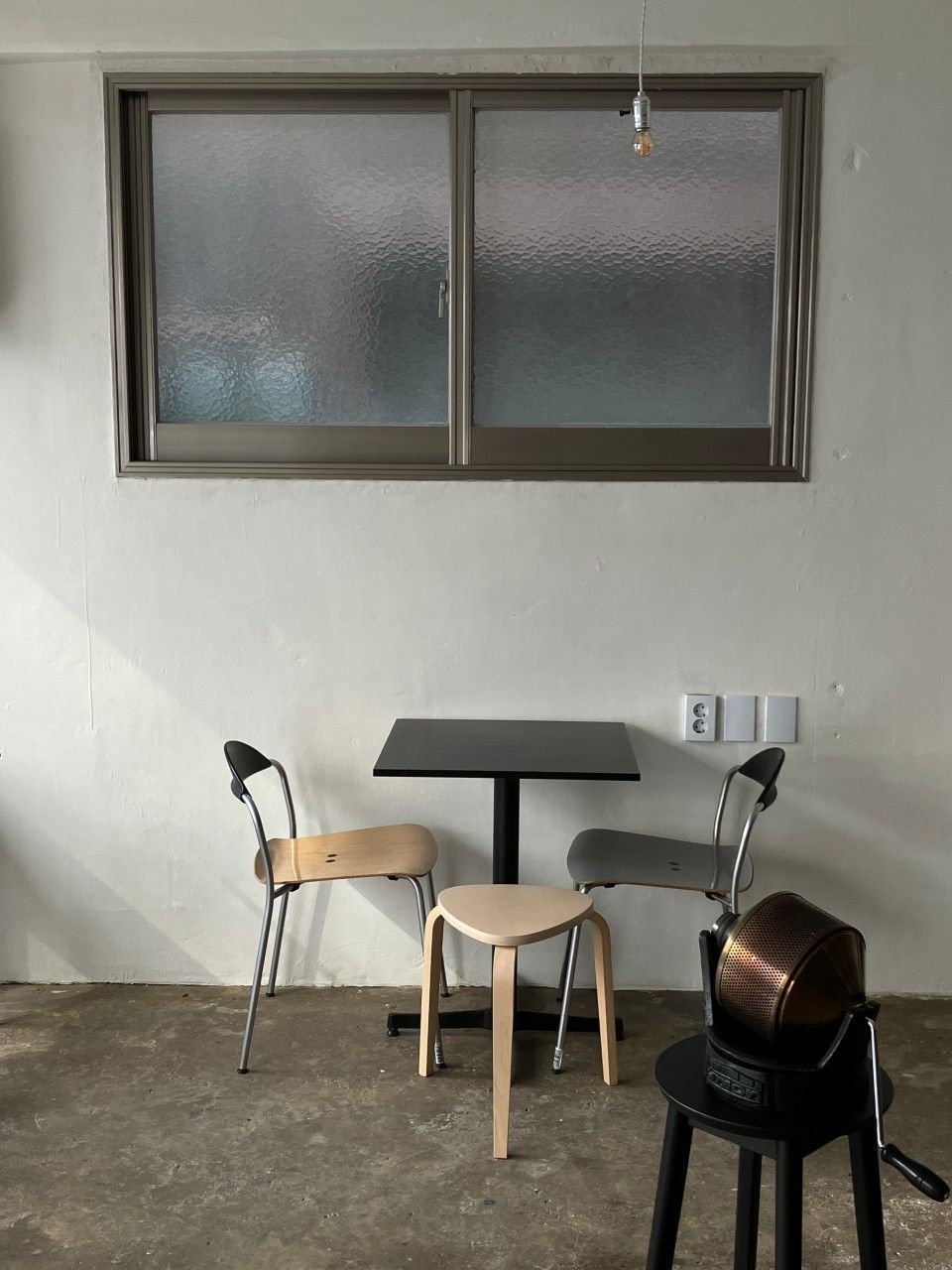 비움의 미학을 아는 공간 배치가 인상적인 ‘커피탈’. / 이미지 출처: 커피탈 네이버지도 업체 제공 이미지