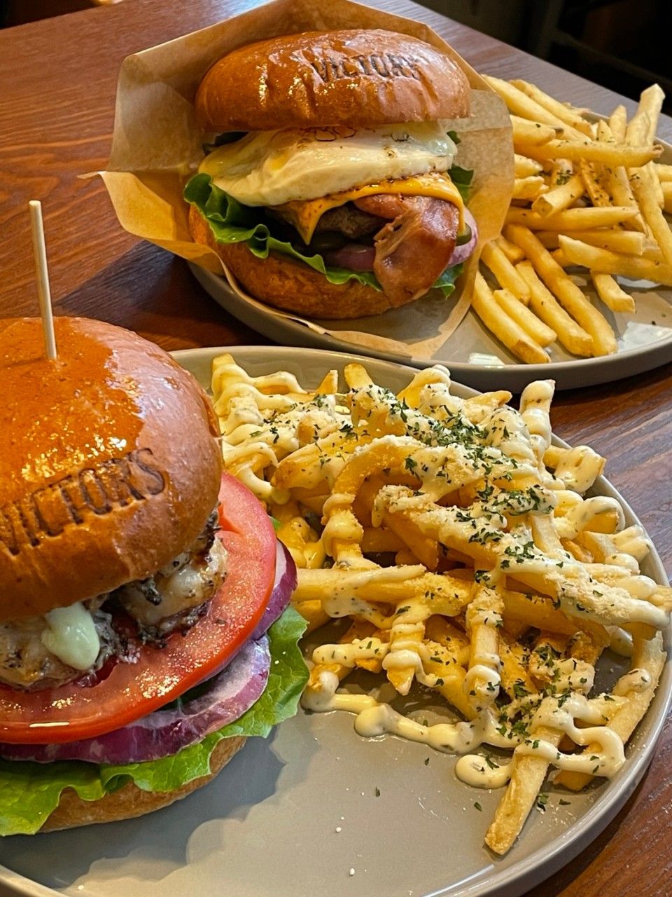 클래식한 버거부터 ‘와사비마요 버거’, ‘에그 하와이안 버거’ 등 개성 있는 버거 및 다채로운 사이드 메뉴를 판매한다. / 출처: 빅터스버거 본점 네이버지도 업체 제공