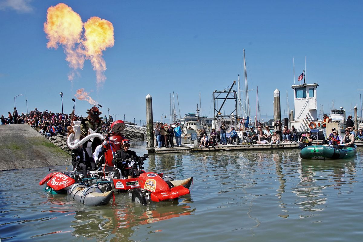 참가자들은 직접 만든 조형물을 타고 약 6~80km의 육지와 해변, 강과 진흙길을 통과해야한다. / 출처: 키네틱 그랜드챔피언십 공식 인스타그램(@kinetic_humboldt) 