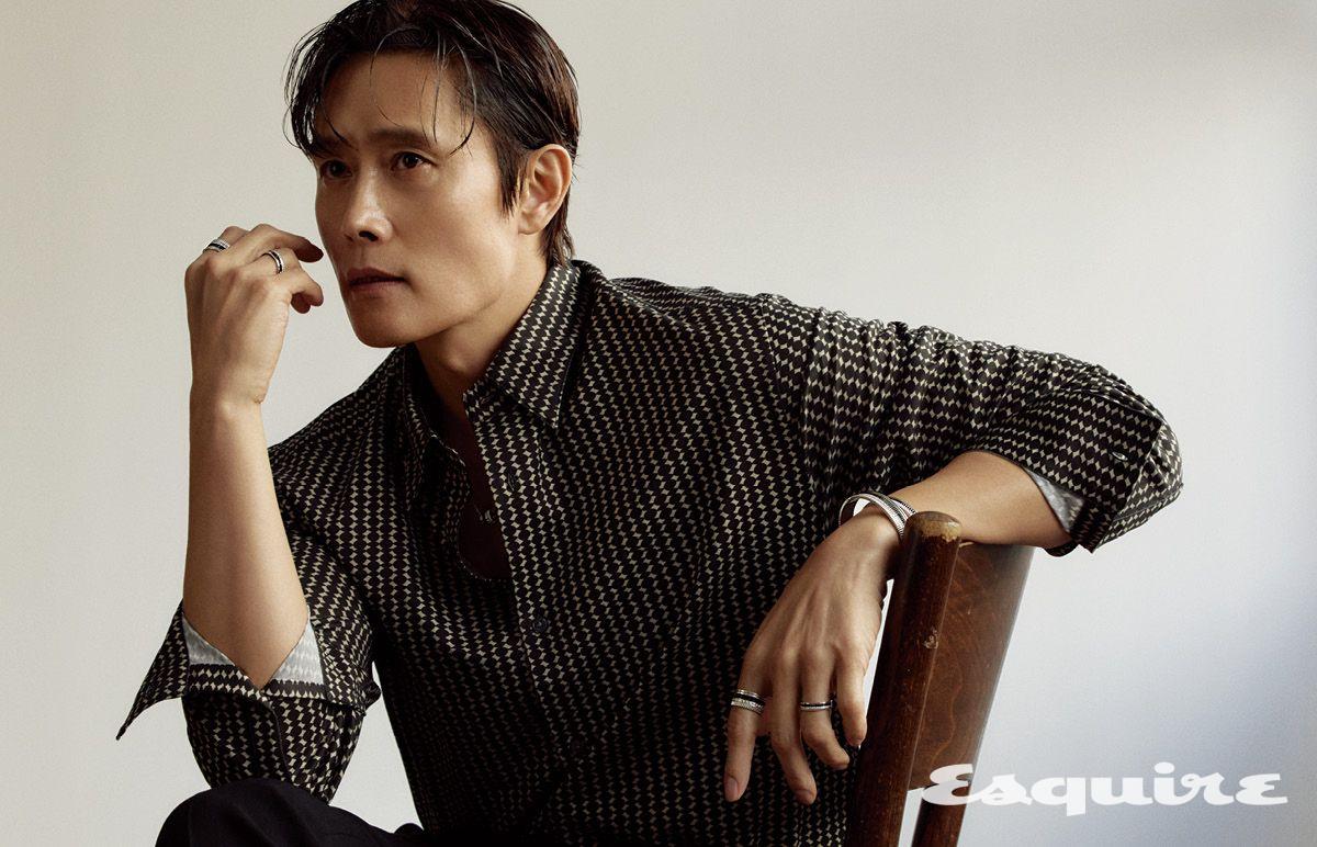 콰트로 블랙 라지 펜던트 네크리스, 오른손 검지에 낀 콰트로 블랙 다이아몬드 라지 링, 약지에 낀 콰트로 블랙 다이아몬드 스몰 링, 왼쪽 손목에 착용한 콰트로 블랙 다이아몬드 스몰 뱅글, 콰트로 블랙 다이아몬드 라지 뱅글, 왼손 검지에 낀 콰트로 블랙 다이아몬드 라지 링, 약지에 낀 콰트로 블랙 다이아몬드 엑스스몰 링 모두 부쉐론. 패턴 실크 셔츠, 팬츠 모두 엠포리오 아르마니. 