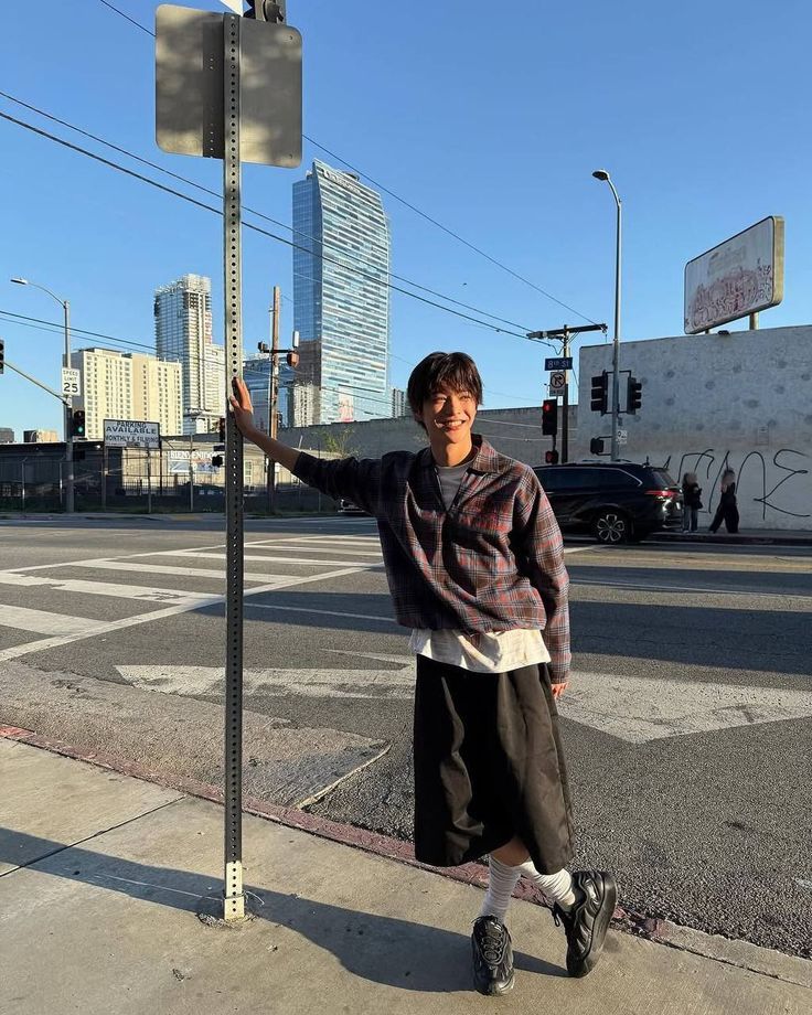 자칫 '짧뚱' 비율이 될 수 있는 버뮤다팬츠 스타일링도 비슷한 액센트의 아이템과 매치해 자유 분방함을 극대화했다. / 이미지 출처: 인스타그램 @cortis