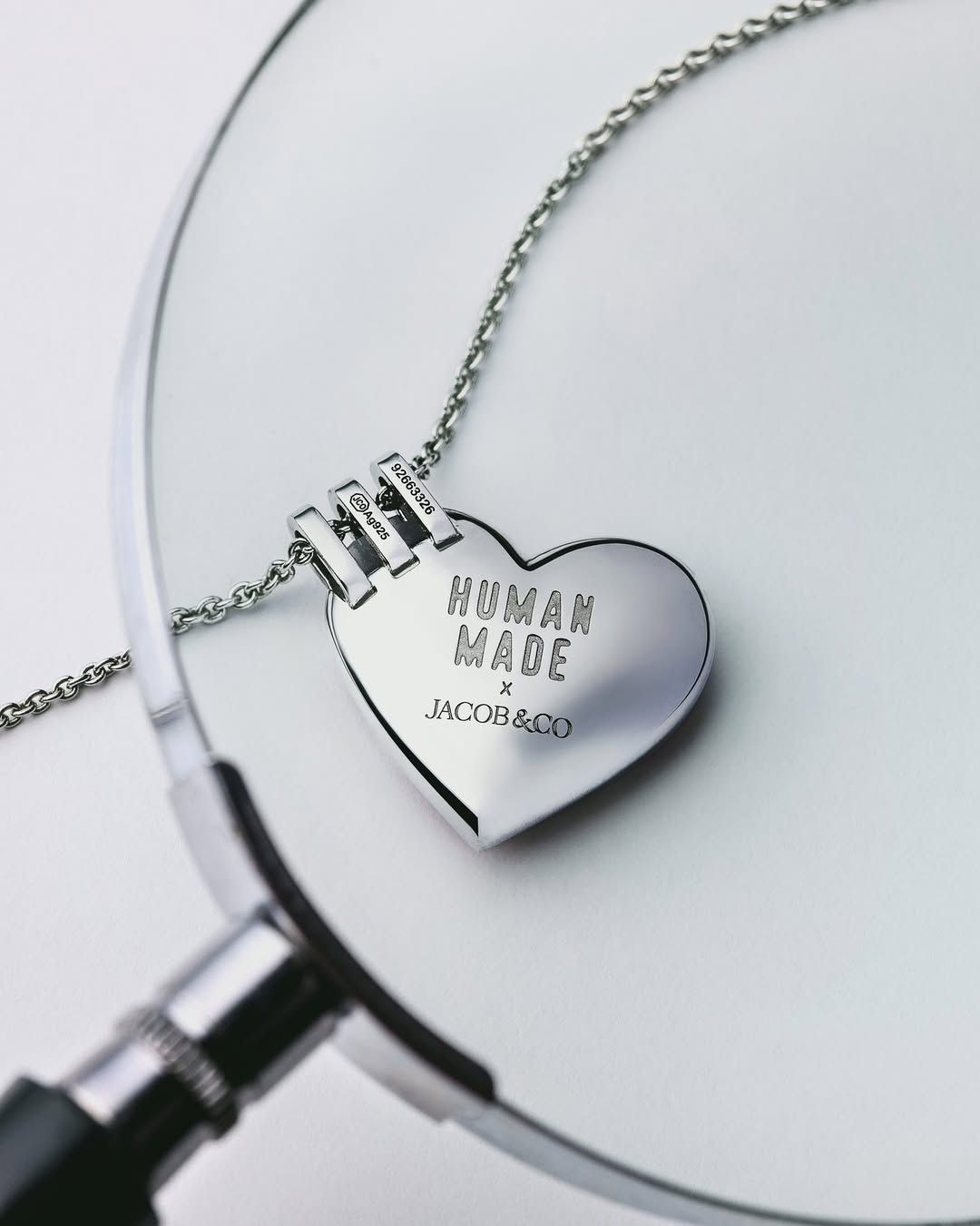 14개의 화이트 다이아몬드를 세팅한 하트 펜던트 / 이미지 출처: JOOPIETER, 휴먼 메이드, 제이콥 앤 코 SNS.