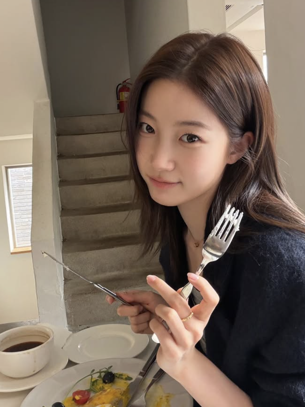 브런치를 즐기는 르세라핌 카즈하 / 이미지 출처: 인스타그램 @zuhazana