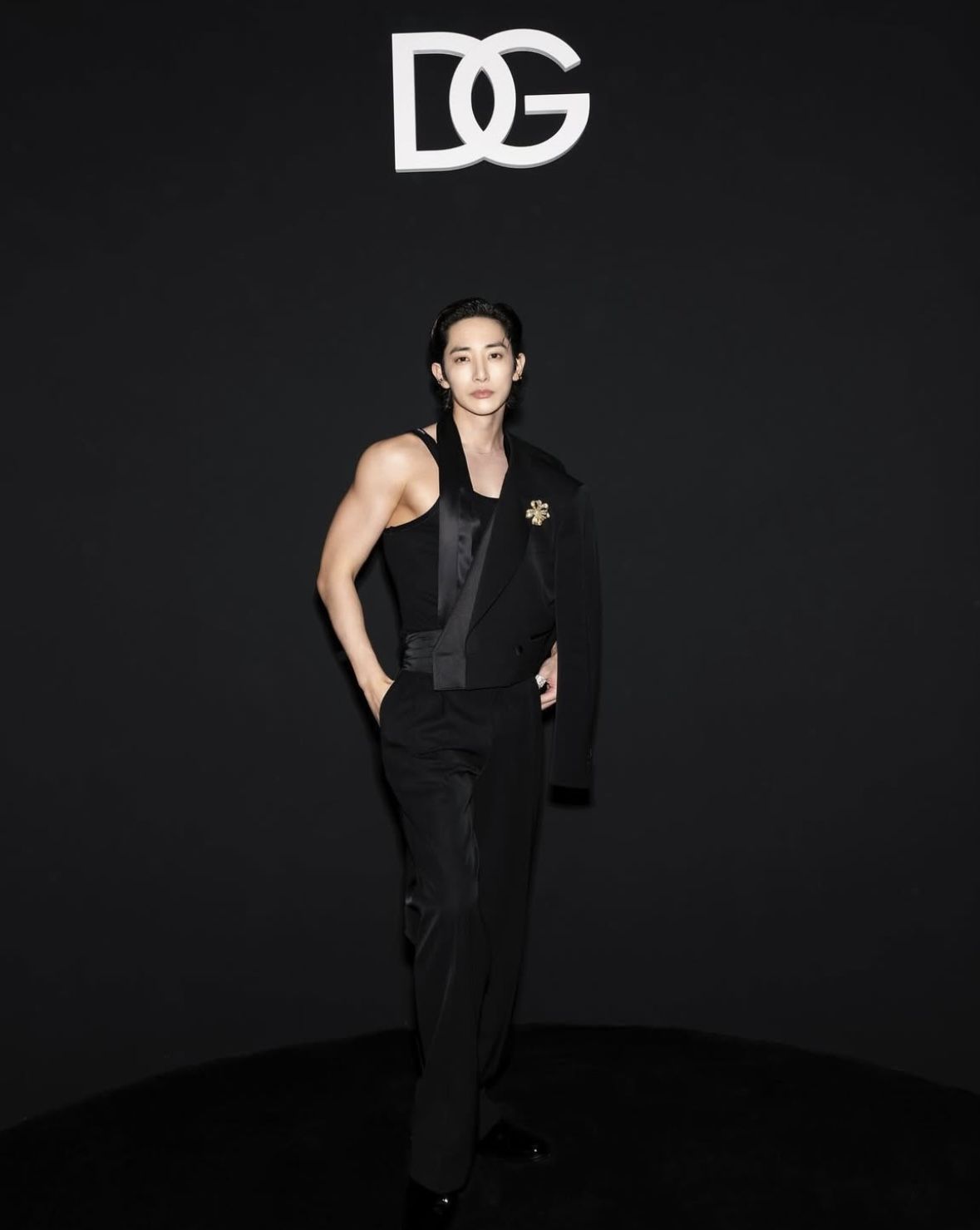 2025 S/S 돌체앤가바나 쇼에 깊게 파인 V넥 베스트와 피크드 라펠 디테일이 돋보이는 돌체앤가바나의 25 SS 컬렉션의 제품을 입고 나타난 이수혁. / 이미지 출처: 인스타그램 @leesoohyuck 