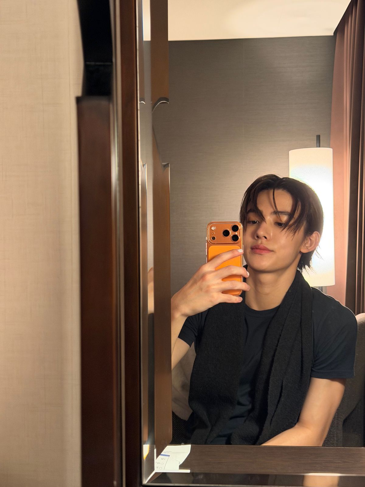 성현을 참고한 봄 스타일링의 포인트는 스카프 / 이미지 출처: 코르티스 SNS 및 위버스.