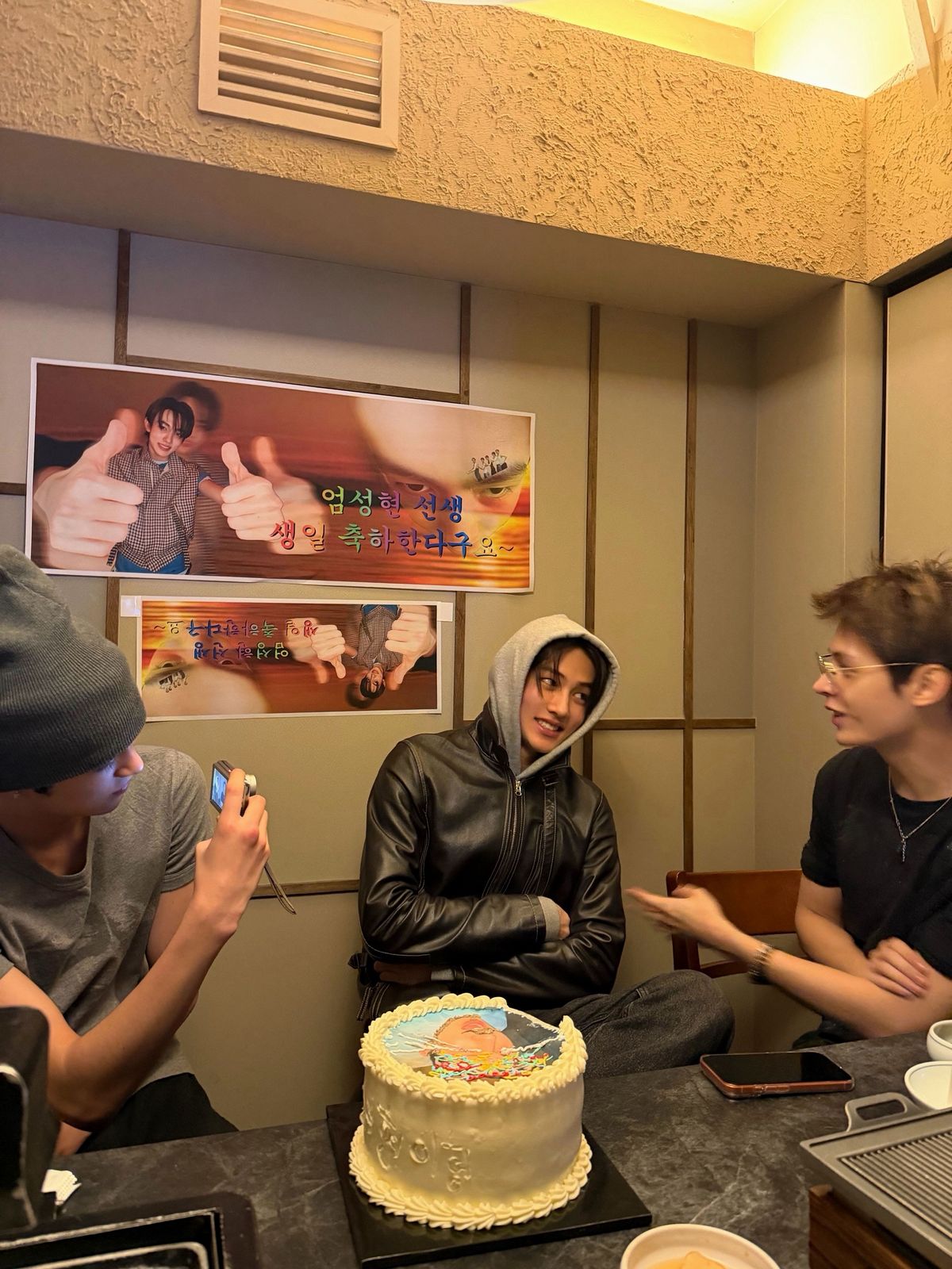 추억을 남길 빈티지 디지털 카메라와 폴라로이드는 필수 / 이미지 출처: 코르티스 SNS 및 위버스, 아마존.