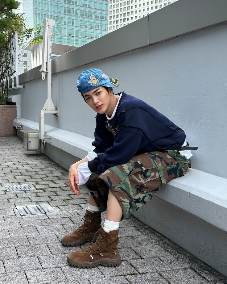 자칫 '짧뚱' 비율이 될 수 있는 버뮤다팬츠 스타일링도 비슷한 액센트의 아이템과 매치해 자유 분방함을 극대화했다. / 이미지 출처: 인스타그램 @cortis