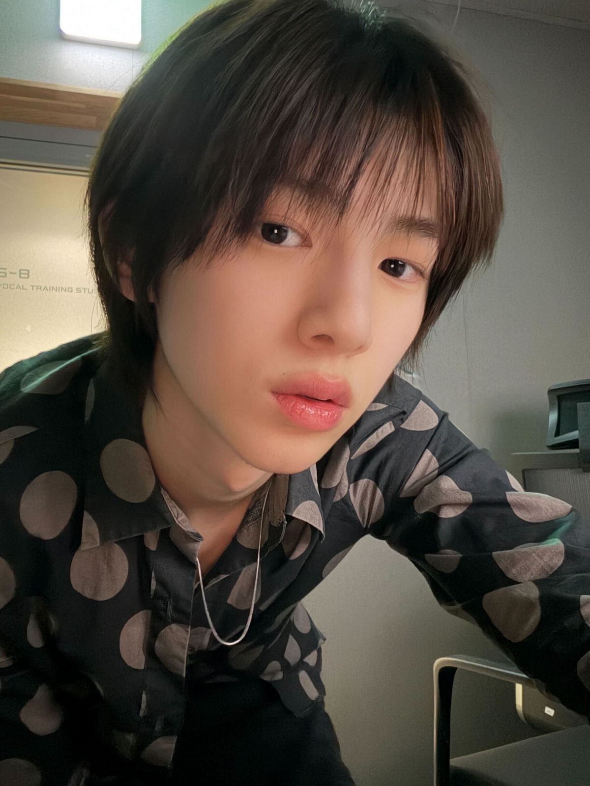 레귤러한 핏에 컬러와 패턴을 더하면 주훈만의 봄 스타일링 가능 / 이미지 출처: 코르티스 SNS 및 위버스.