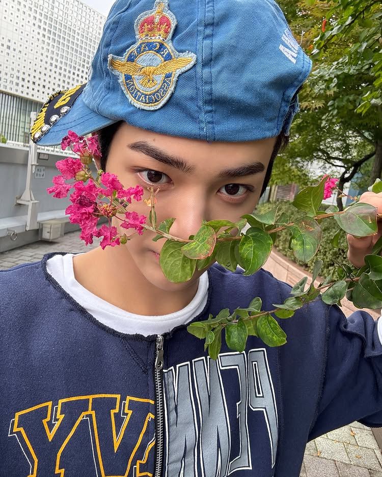 이쯤 되면 볼캡은 얼굴을 가리기 위한 것이 아니라 드러내기 위해 쓰는 것 / 이미지 출처: 인스타그램 @cortis