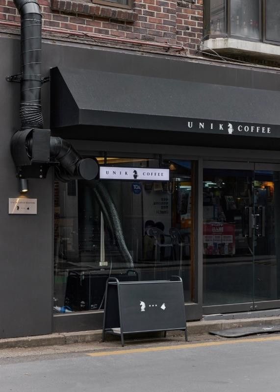 블랙 앤 화이트가 돋보이는 유닉커피로스터리의 외관. / 이미지출처: 네이버 지도 유닉커피로스터리 업체 제공 이미지