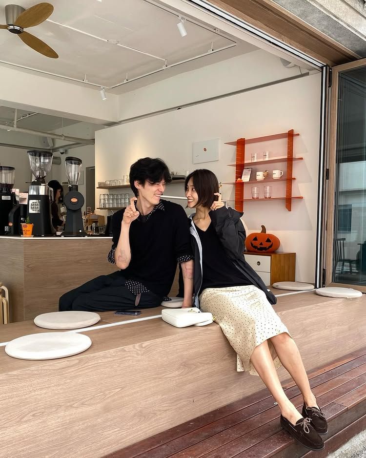 같은 아이템 다른 컬러와 패턴으로 완성하는 시밀러 룩 / 이미지 출처: 인스타그램 @keemwj @kwak_jy