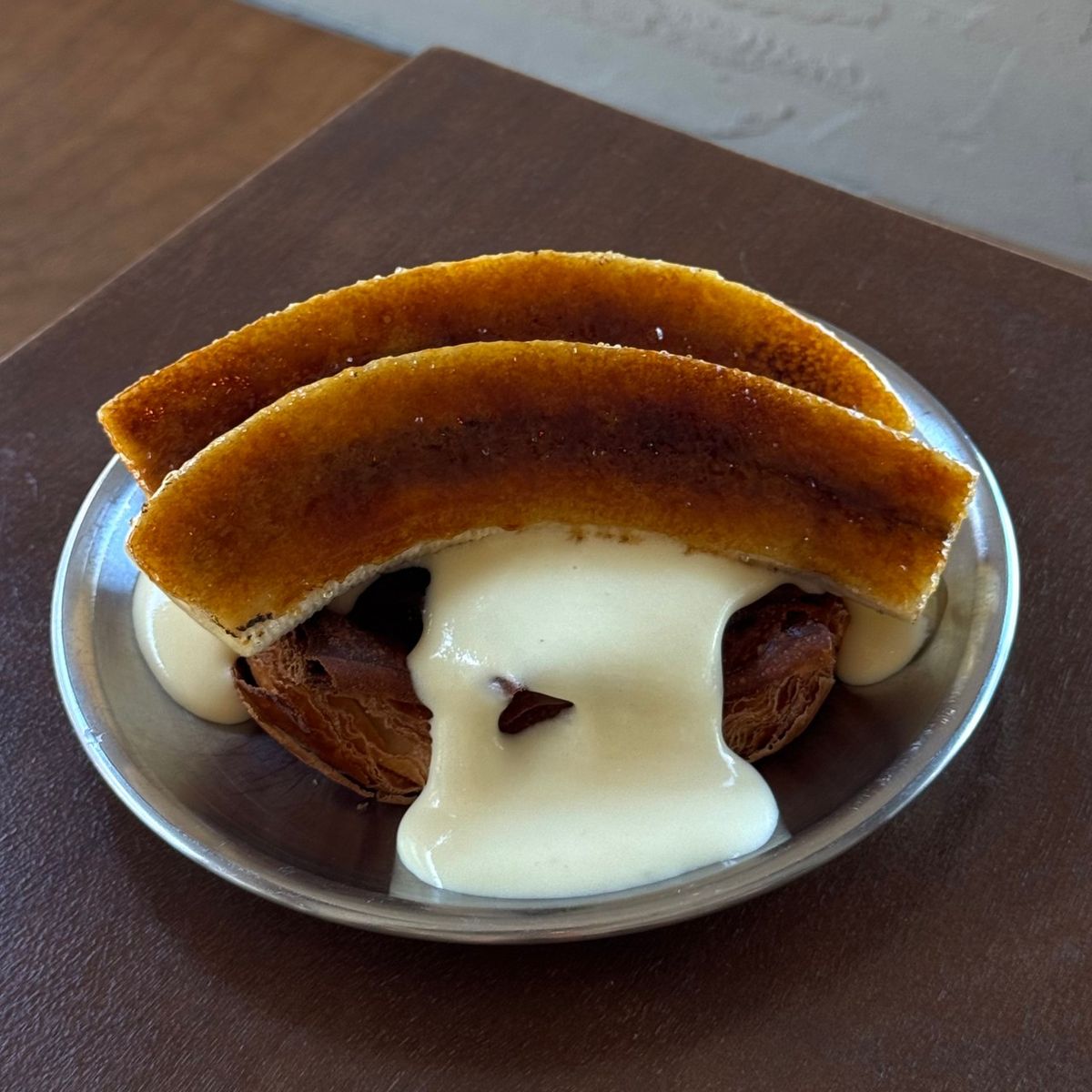 ‘바나나 크림브륄레 페이스트리’는 바삭한 설탕 코팅이 입혀진 바나나와 부드러운 크림, 고소한 페이스트리가 만들어 내는 풍부한 맛의 레이어를 경험할 수 있는 디저트다. / 이미지 출처: 인마이험블 네이버지도 업체 제공 이미지