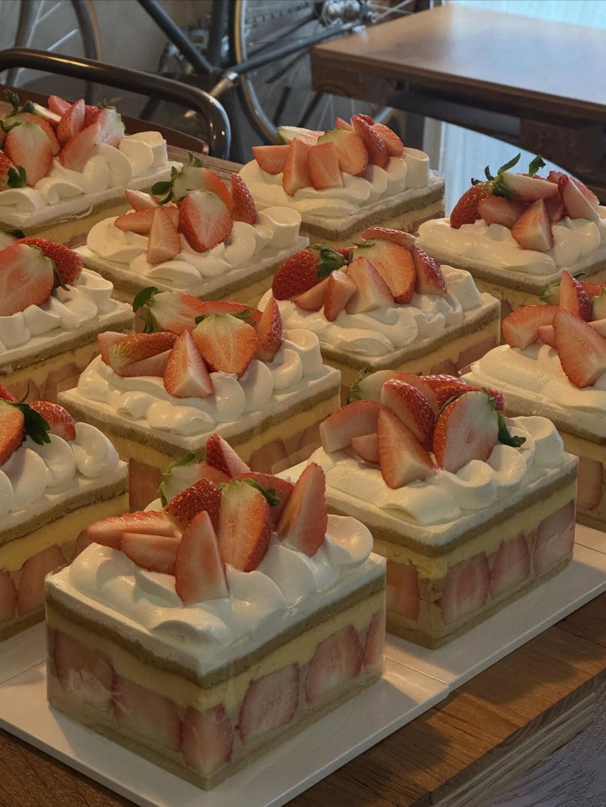 현재 판매 중이 시즌 메뉴 ‘딸기피스타치오’ 케이크는 ‘코르타도’와 좋은 궁합을 이룬다. / 이미지 출처: 고로커피로스터스 인스타그램