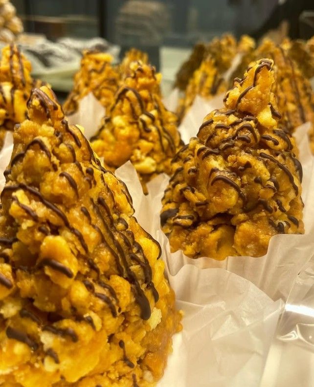 반죽을 갈아서 만드는 개미집 케이크는 모양이 개미집과 닮아서 이름 붙었다. / 사진 출처: 러시아 케이크 인스타그램