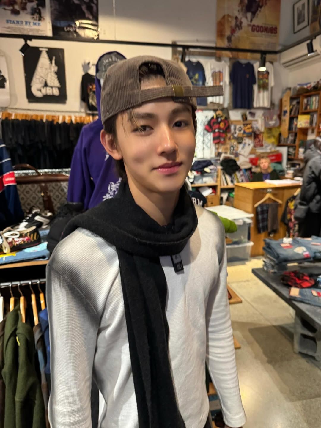 성현을 참고한 봄 스타일링의 포인트는 스카프 / 이미지 출처: 코르티스 SNS 및 위버스.